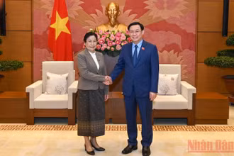 Chủ tịch Quốc hội Vương Đình Huệ và đồng chí Viengthong Siphandone, Chánh án Toà án nhân dân tối cao Lào tại buổi tiếp. (Ảnh Duy Linh)