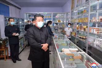 Nhà lãnh đạo Triều Tiên Kim Jong-un đeo khẩu trang trong lúc kiểm tra một hiệu thuốc tại Bình Nhưỡng. Ảnh do KCNA công bố ngày 15/5/2022.