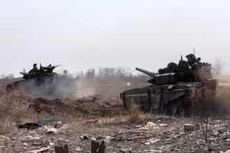 Xe tăng của lực lượng Nga ở ngoại ô thành phố cảng Mariupol, phía nam Ukraine, ngày 20/3/2022. (Ảnh: Reuters)