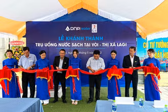 Đại diện ban lãnh đạo thị xã La Gi và công ty Cổ phần Đầu tư ngành nước DNP Water cắt băng khánh thành các trụ nước sạch cộng đồng.