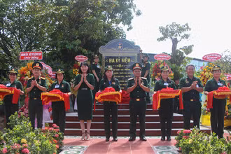Cắt băng khánh thành Bia kỷ niệm nơi hợp nhất các trường thiếu sinh quân Quân khu 9.