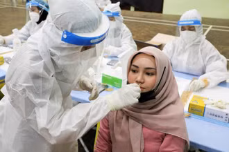 Lấy mẫu xét nghiệm Covid-19 ở thủ đô Kuala Lumpur, Malaysia ngày 11/5/2021. (Ảnh: Reuters)