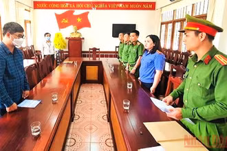 Các cơ quan chức năng tống đạt quyết định khởi tố bị can.