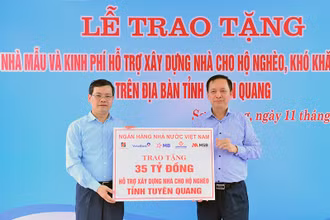 Trao biểu trưng hỗ trợ kinh phí xây dựng nhà ở cho hộ nghèo trên địa bàn tỉnh Tuyên Quang.