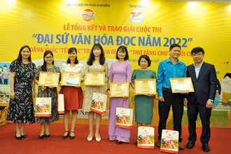 Nhà báo Nguyễn Phan Khuê - Ủy viên Hội đồng Đội Trung ương, Tổng Biên tập Báo Thiếu niên Tiền phong và Nhi đồng, Trưởng Ban tổ chức cuộc thi và bà Kim Thoa - CEO Tân Việt Books trao giải Tập thể cho các đơn vị có thành tích cao trong cuộc thi Đại sứ văn hóa đọc 2022.