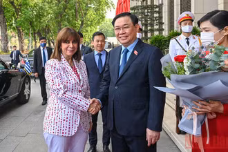 Chủ tịch Quốc hội Vương Đình Huệ đón Tổng thống Katerina Sakellaropoulou tại Nhà Quốc hội.