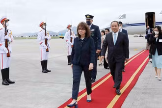 Lễ đón Tổng thống Cộng hòa Hy Lạp Katerina Sakellaropoulou tại Sân bay quốc tế Nội Bài (Hà Nội), chiều 15/5. (Ảnh: TTXVN)