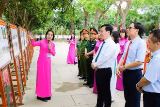 Các đại biểu lắng nghe thuyết trình về cuộc đời và sự nghiệp của Chủ tịch Hồ Chí Minh.