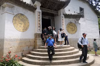 Đông đảo du khách tham quan dinh thự họ Vương, huyện Đồng Văn.