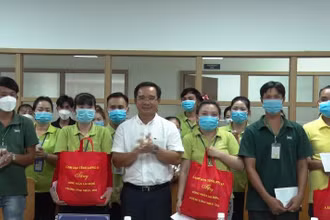 Bí thư Tỉnh ủy Long An Nguyễn Văn Được trao tặng quà cho công nhân lao động có hoàn cảnh khó khăn của Công ty TNHH túi xách Simone Việt Nam.