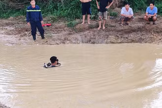 Lực lượng chức năng tìm kiếm 3 học sinh bị đuối nước.