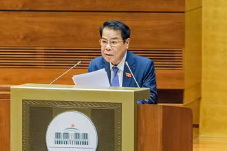 Ủy viên Ủy ban Thường vụ Quốc hội, Trưởng Ban Dân nguyện thuộc Ủy ban Thường vụ Quốc hội Dương Thanh Bình trình bày Báo cáo kết quả giám sát việc giải quyết kiến nghị của cử tri gửi đến kỳ họp thứ 2, Quốc hội khóa XV. (Ảnh: ĐĂNG KHOA)