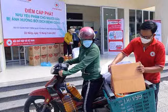 Hỗ trợ người dân mang nhu yếu phẩm về.