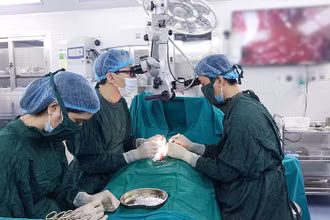 ThS, BS Đinh Hữu Việt thực hiện mổ Micro TESE cho bệnh nhân.