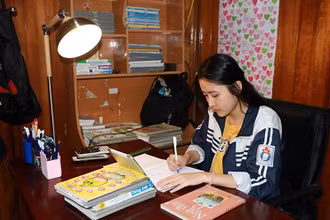 Học sinh ôn thi trong chặng "nước rút". (Ảnh minh họa: NGUYỄN TÀI)
