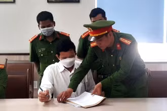 Ông Trịnh Quang Trí, Giám đốc CDC Đắk Lắk ký vào biên bản trước khi bị bắt tạm giam.
