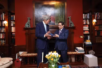 Thủ tướng Phạm Minh Chính và Đặc phái viên của Tổng thống Hoa Kỳ về Khí hậu John Kerry. Ảnh: Dương Giang