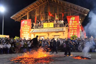 Nghi lễ nhảy lửa của người Dao huyện Ba Chẽ (Quảng Ninh) tại lễ hội Bàn Vương.