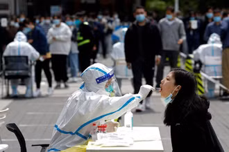 Nhân viên y tế lấy mẫu xét nghiệm Covid-19 cho người dân tại Bắc Kinh, ngày 28/4. (Ảnh: Reuters)