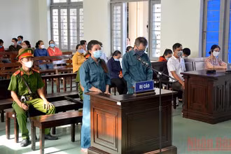 Hai bị cáo Hồ Thị Ngọc Yến và Phí Văn Thành tại phiên tòa.