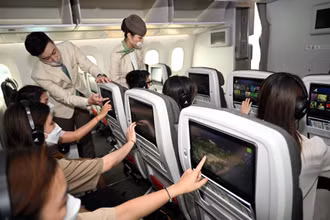 Hành khách trải nghiệm hệ thống giải trí Bamboo Sky. (Ảnh: Bamboo Airways)