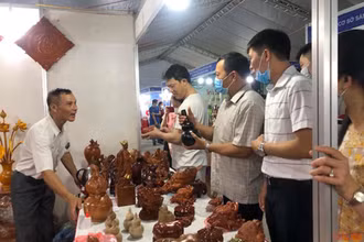 Người tiêu dùng tham quan, mua sắm các sản phẩm làng nghề truyền thống được giới thiệu tại chương trình.