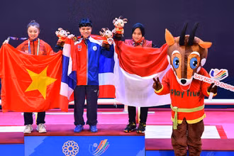 Khổng Mỹ Phượng giành tấm huy chương đầu tiên cho cử tạ Việt Nam tại SEA Games 31.