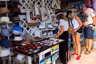 Khách du lịch mua sắm tại cửa hàng lưu niệm ở tỉnh Matanzas, Cuba. (Ảnh: AFP/TTXVN)