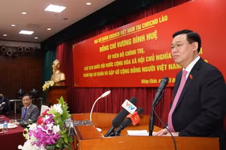 Chủ tịch Quốc Hội Vương Đình Huệ tại cuộc gặp với kiều bào, cán bộ nhân viên Đại sứ quán Việt Nam và các cơ quan Việt Nam bên cạnh Đại sứ quán. Ảnh: Xuân Sơn.