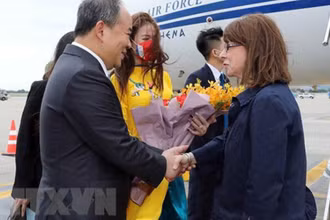 Chủ nhiệm Văn phòng Chủ tịch nước Lê Khánh Hải đón Tổng thống Cộng hòa Hy Lạp Katerina Sakellaropoulou tại Sân bay quốc tế Nội Bài. (Ảnh: TTXVN)