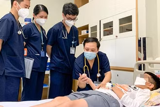 TS, BS Đỗ Ngọc Duy khám cho bệnh nhi. 