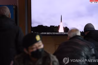 Người dân tại một nhà ga ở Seoul, Hàn Quốc, theo dõi bản tin về một vụ phóng tên lửa của Triều Tiên. (Ảnh: Yonhap)
