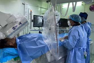 Ê-kíp bác sĩ Bệnh viện đa khoa Trung ương Cần Thơ tích cực cấp cứu cho bệnh nhân.