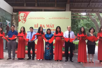Các đại biểu cắt băng khai trương Phòng trưng bày sách về Chủ tịch Hồ Chí Minh trong Khu di tích Chủ tịch Hồ Chí Minh tại Phủ Chủ tịch. (Ảnh: VĂN TOẢN)