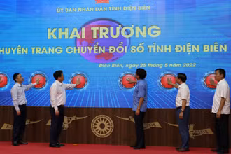 Lãnh đạo Ủy ban nhân dân tỉnh Điện Biên và các ngành nhấn nút khai trương chuyên trang chuyển đổi số tỉnh Điện Biên.
