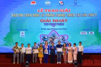 Các tác giả đoạt giải Nhất cuộc thi Báo chí toàn quốc về Phòng, chống thiên tai lần thứ hai.