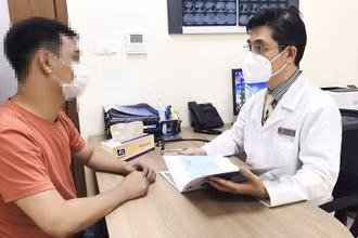 Tiến sĩ, bác sĩ Nguyễn Anh Dũng thăm khám cho bệnh nhân từng mắc Covid-19. 