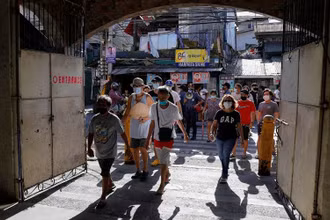 Người dân đi bỏ phiếu tại 1 điểm bầu cử ở Manila, Philippines, sáng 9/5/2022. (Ảnh: Reuters)