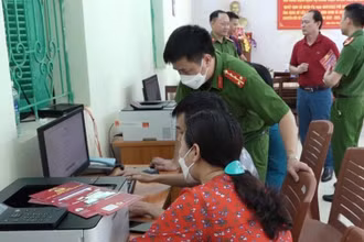 Công an phường Thanh Bình (TP Điện Biên Phủ) hướng dẫn nhân dân trên địa bàn sử dụng dịch vụ công trực tuyến.