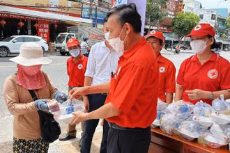 Trao những suất cơm 0 đồng tặng người nghèo.