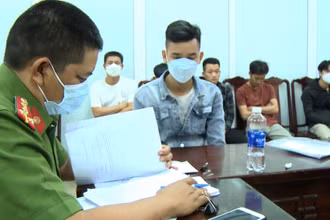 Công an tỉnh Thừa Thiên Huế vừa đấu tranh, bắt giữ nhóm 9 đối tượng có hành vi “tổ chức đánh bạc” và “đánh bạc”.
