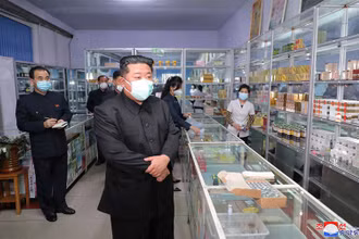 Nhà lãnh đạo Kim Jong-un kiểm tra nhà thuốc tại thủ đô Bình Nhưỡng. (Ảnh do KCNA công bố ngày 15/5)