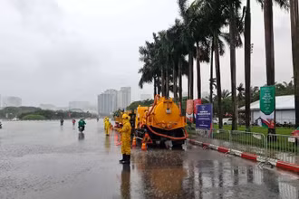 Công nhân Công ty Thoát nước Hà Nội ứng trực chung quanh khu vực Sân vận động Mỹ Đình. (Ảnh: Ngọc Anh)