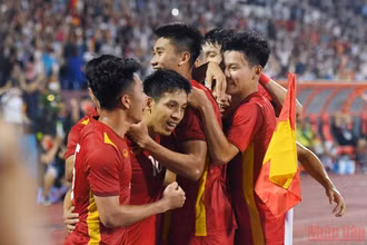 Các cầu thủ Việt Nam ăn mừng sau bàn thắng của Hùng Dũng. (Ảnh: THÀNH ĐẠT)