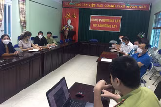 Quỹ Bảo vệ và Phát triển rừng tỉnh Điện Biên cùng Hạt Kiểm lâm thị xã Mường Lay kiểm tra diện tích rừng biến động.