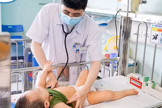 Trẻ em có nhiều nguy cơ nhiễm các bệnh sốt xuất hyết, tay chân miệng... trong thời tiết khí hậu nóng ẩm.