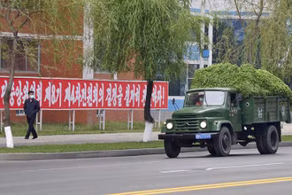 Xe chở rau phân phối cho các hộ gia đình đang chạy dọc theo một tuyến phố ở Bình Nhưỡng, ngày 16/5. (Ảnh: Kyodo)