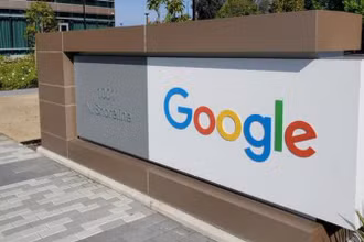 Bên ngoài trụ sở của Google ở California, Mỹ. (Ảnh: Reuters)