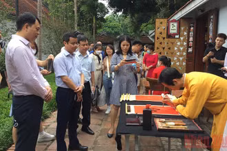 Trình diễn thư pháp trước tọa đàm “Thư pháp và Graffiti: Từ khác biệt đến đồng cảm”.