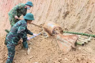 Công binh tỉnh Yên Bái tiếp cận xử lý bom tại xã Vũ Linh, huyện Yên Bình (Yên Bái).